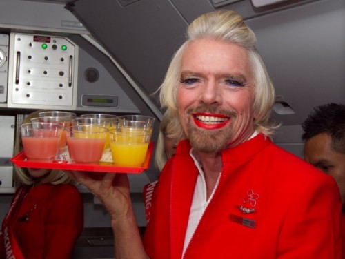 Richard Branson, pralaimėjęs lažybas, tapo skrydžio palydove